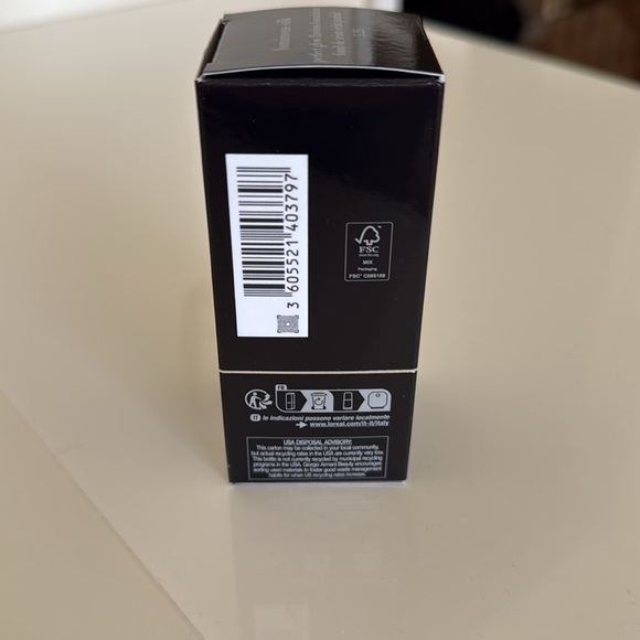 Giorgio Armani Luminous Silk Foundation - Shade 5.25 - Picture 5 of 11